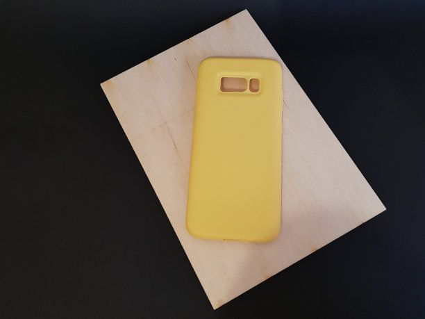 黑色孤立背景上的黄色案例图片下载