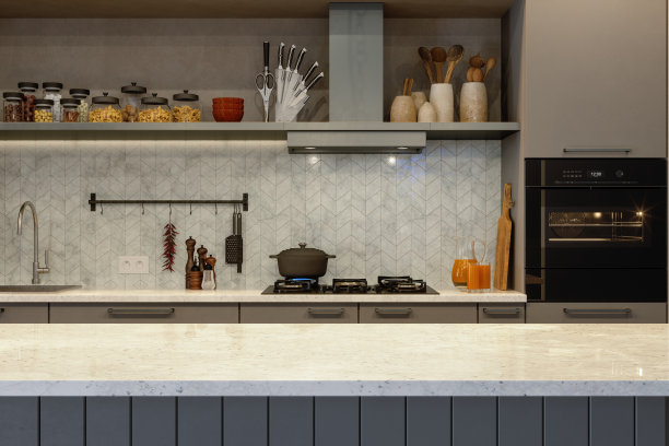 现代厨房内部与空厨房岛，厨房柜台，烤箱，炉子和厨房用具在晚上图片下载