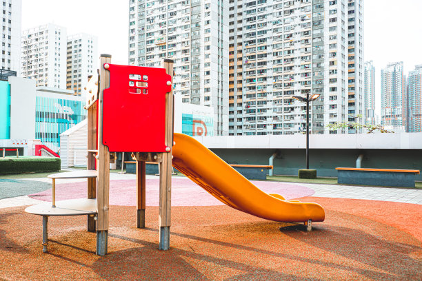 儿童操场、公园和住房背景的镜头图片下载