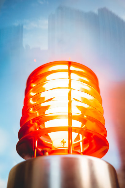 靠近发光的灯泡图片下载