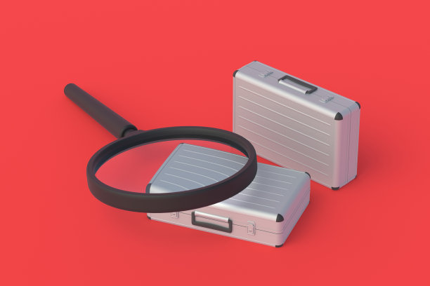 红色背景上的放大镜附近的金属手提箱。寻找办公室工作。发现可疑投资。财务交易分析。寻找投资者。三维渲染图片下载