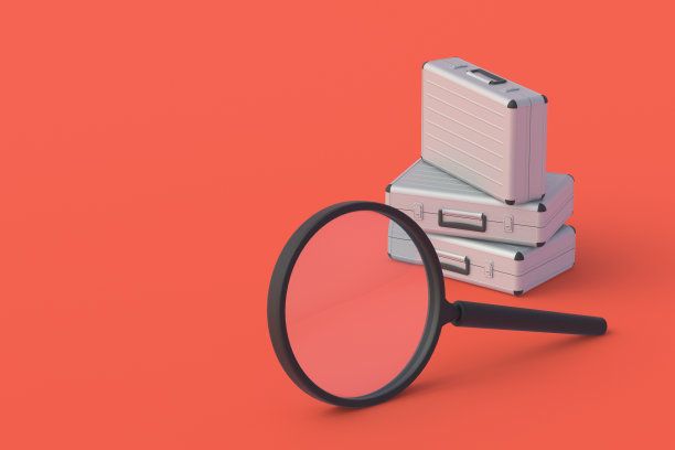 红色背景上的放大镜附近的金属手提箱。寻找办公室工作。发现可疑投资。财务交易分析。寻找投资者。三维渲染图片下载