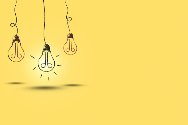 在黄色背景和拷贝空间上悬挂发光灯泡的插图。图片下载
