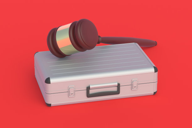 金属手提箱靠近法官的木槌。法院案件。律师的服务。投资者保护。投资规则。投标拍卖。三维渲染图片下载