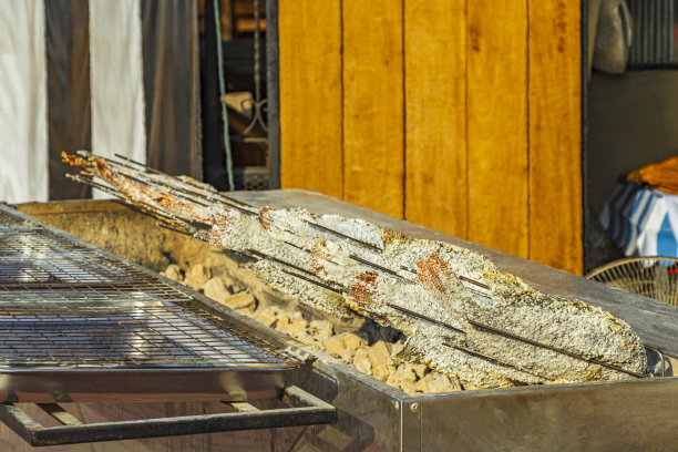 泰国曼谷夜市街头小吃烤鱼。图片下载