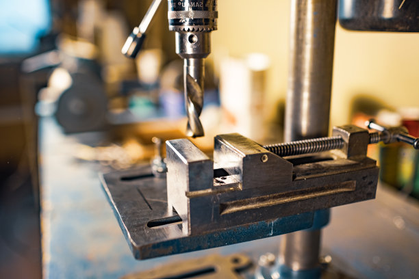 钻床在车间工作图片下载