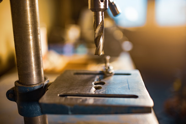 钻床在车间工作图片下载