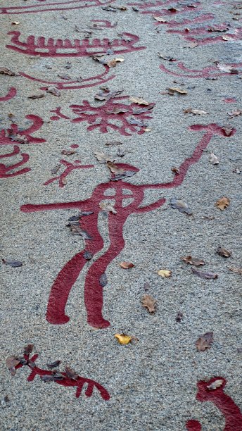 史前岩石雕刻可以追溯到青铜时代图片下载