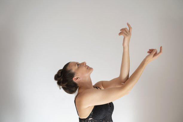 女舞者在白色背景下摆姿势图片下载