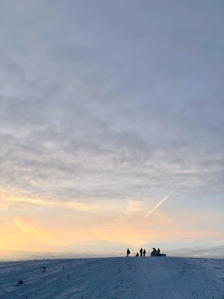 冬季的风景和人们的剪影图片下载