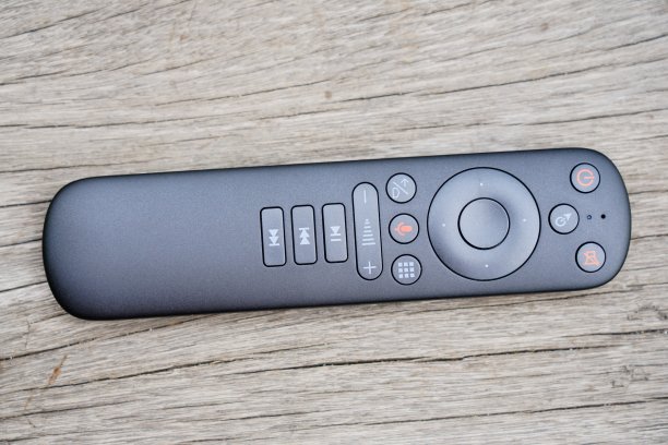 桌上的空中鼠标遥控器图片下载