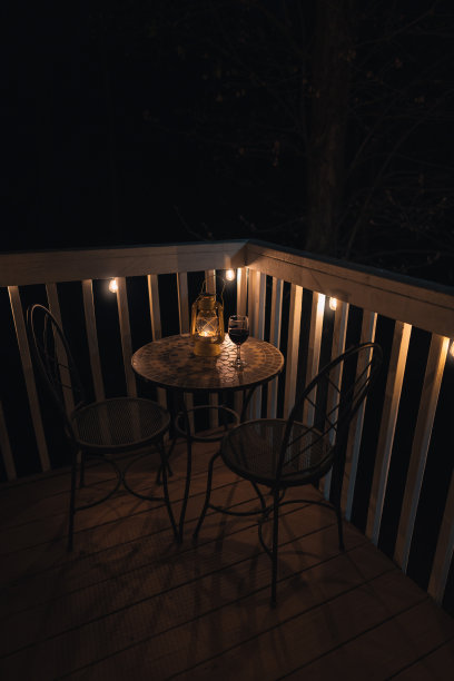 晚上桌上的一杯红酒图片下载