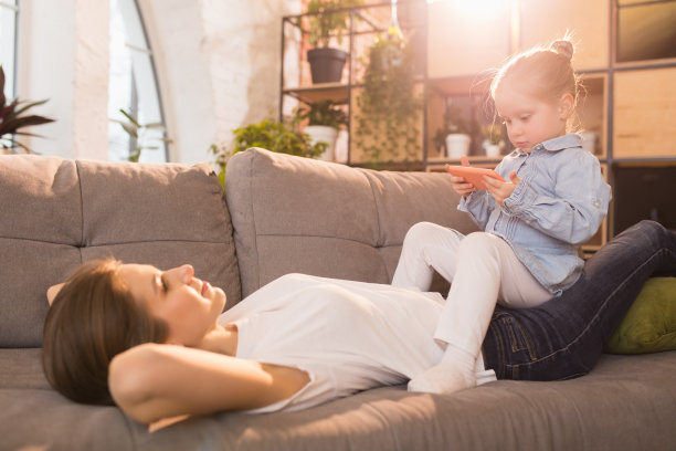 家庭时间。妈妈和女儿在家里一起玩的时候，看起来开心而真诚图片下载