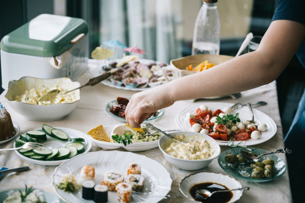 从节日自助餐中挑选食物图片下载