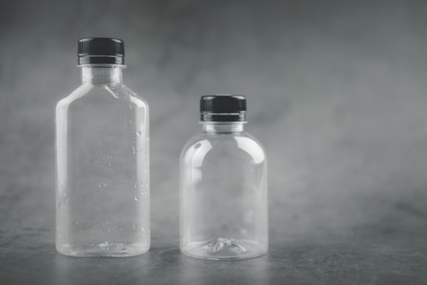 一个透明的瓶子，两个瓶子在一个黑色的背景图片下载