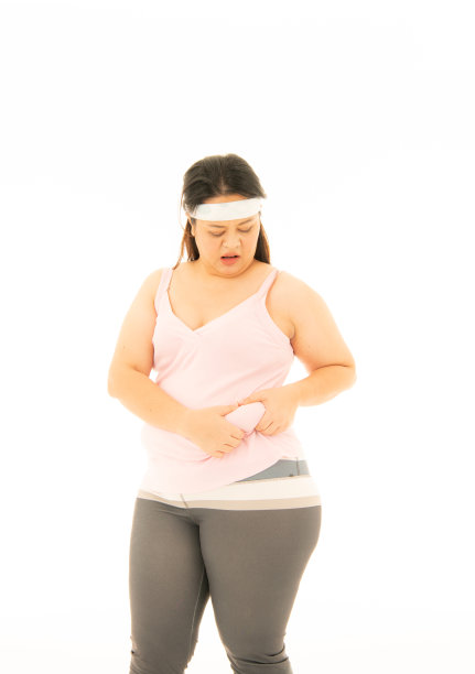 一个超重的女人，她有各种各样的情绪，包括饮食和运动图片下载