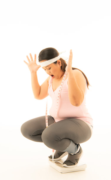 一个超重的女人，她有各种各样的情绪，包括饮食和运动图片下载