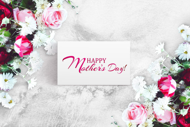 水泥桌上放着一束花。红色和粉色玫瑰，白色雏菊。题词母亲节快乐。母亲节的广告内容。平躺，俯视图，近距离，复制空间图片下载