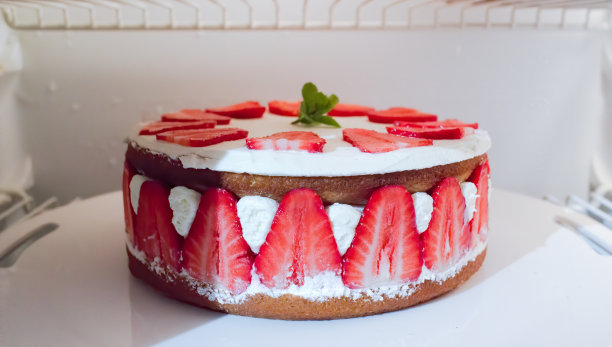 冰箱里有草莓奶油蛋糕图片下载