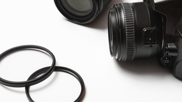 俯视图的现代照片相机，镜头和设备在白色的桌子背景图片下载