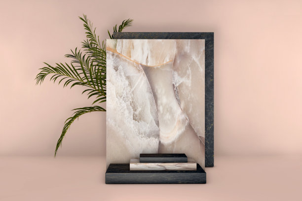 豪华的米色和黑色大理石广场讲台与棕榈叶在柔和的背景。图片下载