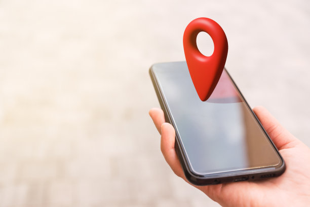 手与智能手机在图像的右侧，3D红色定位销顶部与侧照明图片下载