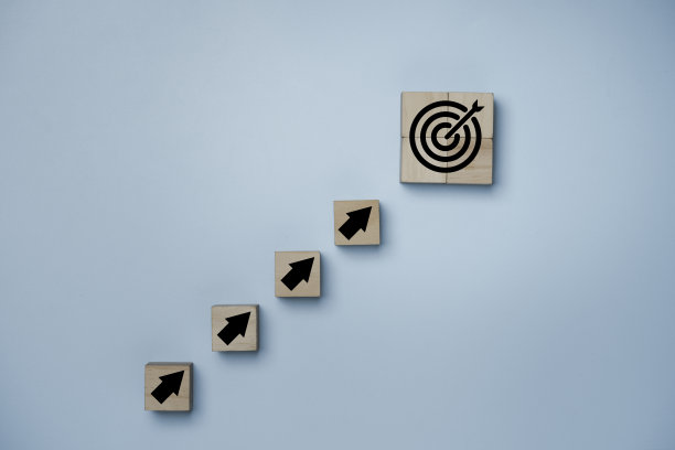 虚拟目标板和箭头打印屏幕上的木立方体。企业业绩目标和目标目标概念。图片下载