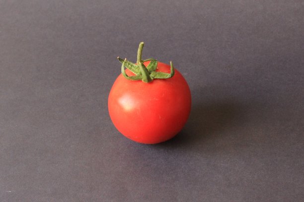 黑色背景上的新鲜番茄图片下载