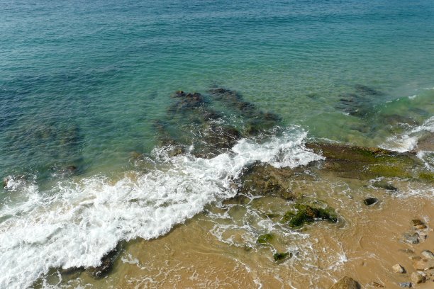 阿雅克肖海边的波浪景观图片下载