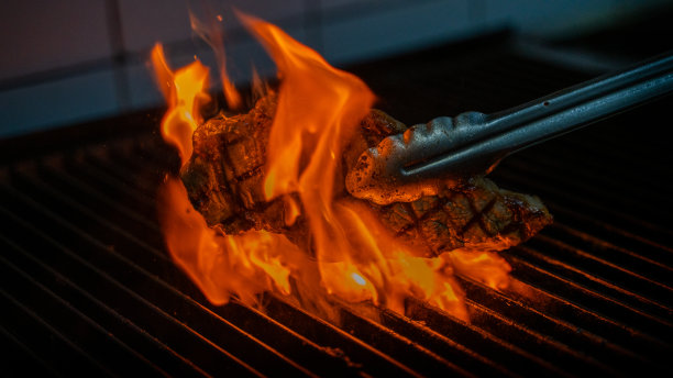 近距离观看迷迭香、胡椒和盐烤肋眼牛排。图片下载