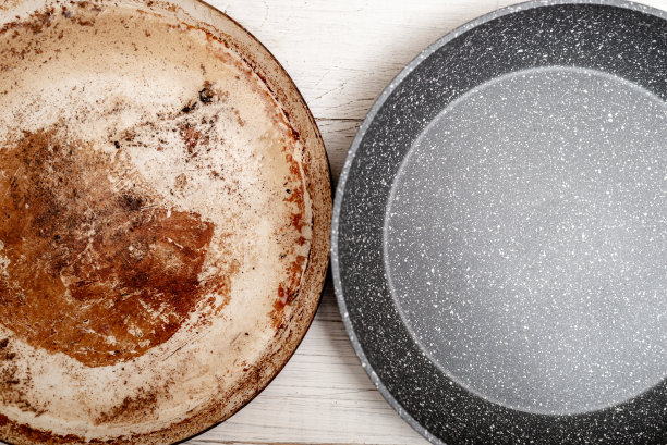比较的锅。新旧煎锅。新老损坏不粘涂层。图片下载