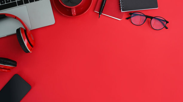 上面拍摄的创意用品在红桌子的背景。图片下载