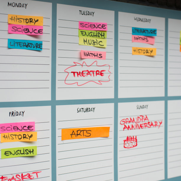 每周计划学术课题和空闲时间的活动。手写的五颜六色的帖子图片下载