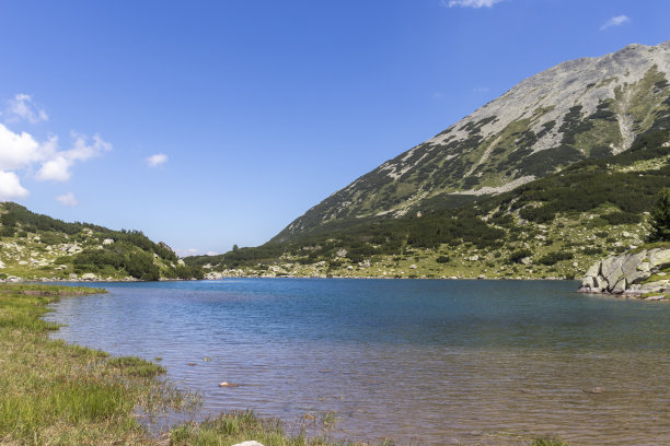 保加利亚皮林山和鱼班德里察湖景观图片下载