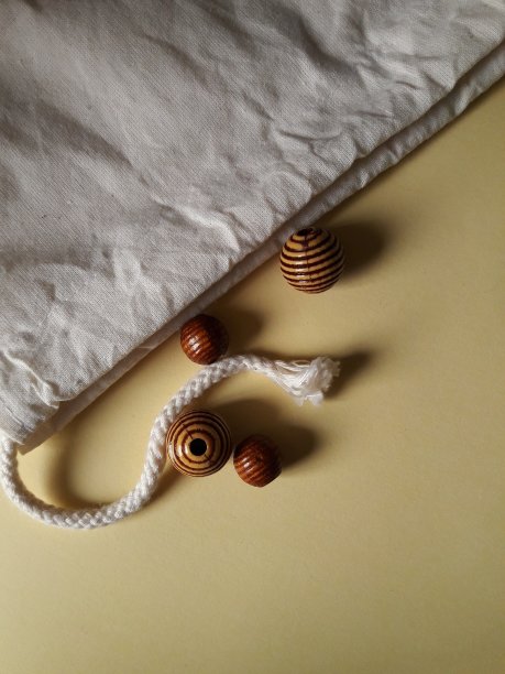 桌上放着一张珠子和绳子的照片图片下载