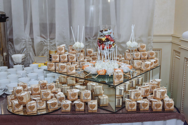 糖果酒吧。新娘和新郎送的甜蜜的结婚礼物图片下载