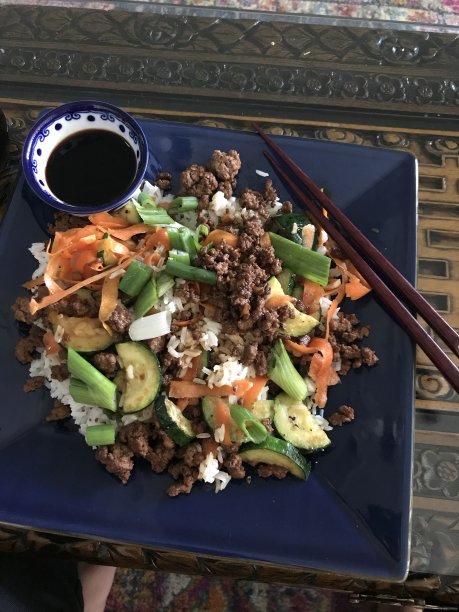 一盘亚洲风味食物图片下载