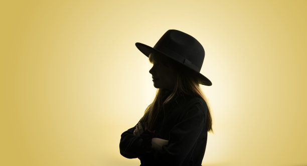 戴着帽子的年轻女孩的剪影图片下载