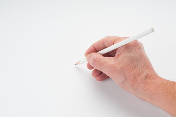 白色背景上用铅笔书写的男人的手图片下载