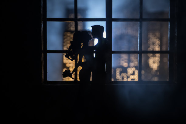 一个有家具和窗户的逼真的玩具屋客厅。一对浪漫的情侣坐在窗前。艺术品桌子装饰与手工逼真的玩偶屋。有选择性的重点。图片下载