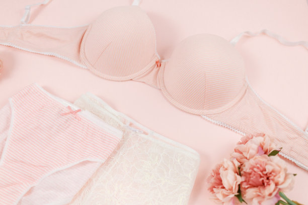 粉色现代女士必备:胸罩和棉质内裤。时尚内衣，女性内衣。蕾丝温柔的内裤和胸罩在淡粉色的背景。美丽，时尚，博客，社交媒体内容图片下载