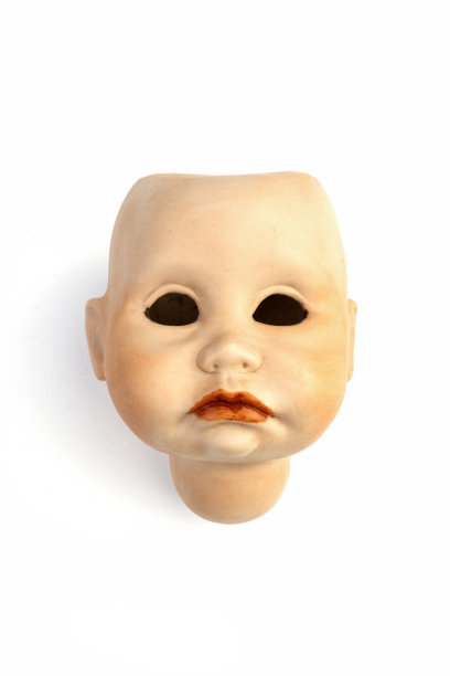 一个没有头发和眼睛的旧娃娃，孤立在白色的背景下图片下载