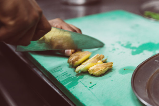 厨师切鲜姜图片下载