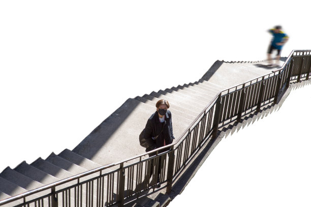 一个戴面具的女人站在镇上的楼梯上图片下载