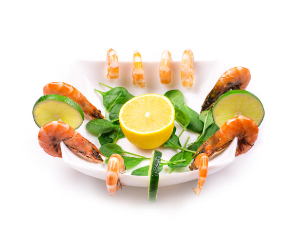 煮虾和新鲜菠菜。图片下载