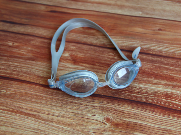 游泳镜上的木制背景图片下载