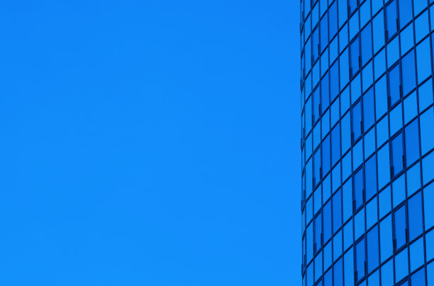 摩天大楼的一边的天空背景图片下载