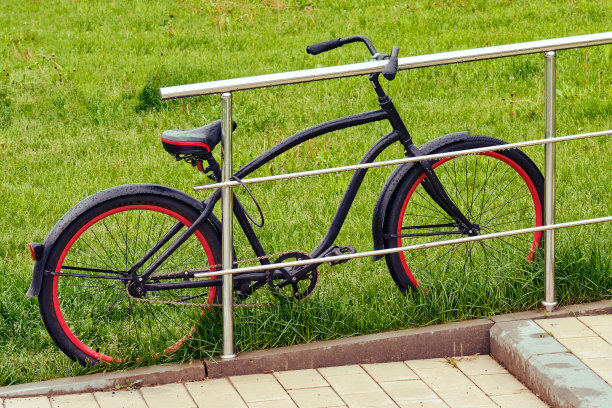 一辆自行车被绑在外面的栏杆上淋雨图片下载