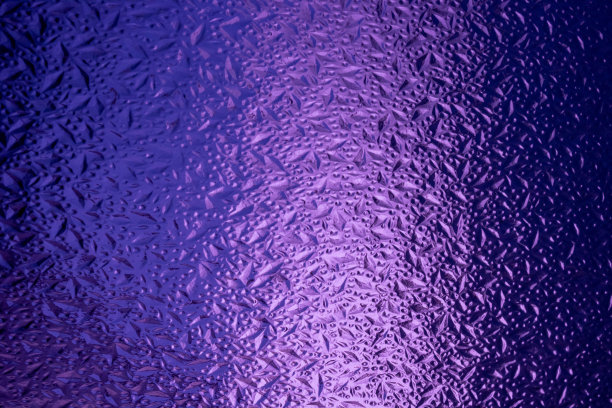 抽象背景由波纹紫色玻璃制成。玻璃背景图片下载