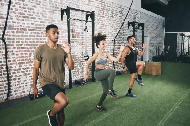 健身组在健身房锻炼时做高膝盖运动的照片图片下载